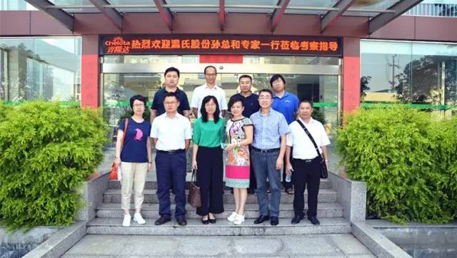 温氏股份考察团在jxf吉祥坊合影留念